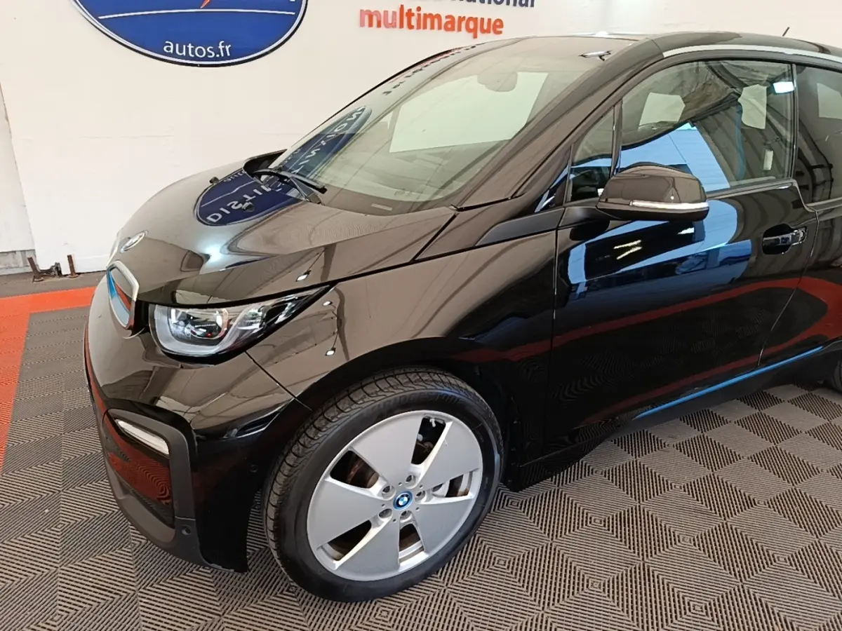 BMW i3 120 Ah noir vue 3/4 avant droit, mettant en valeur ses phares LED et jantes spécifiques.