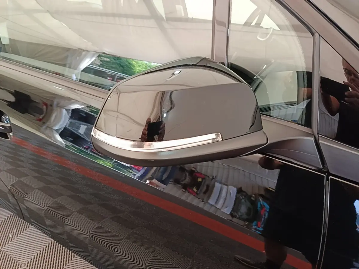 Gros plan sur le rétroviseur côté droit noir brillant de la BMW i3 120 Ah Atelier électrique de 2020.