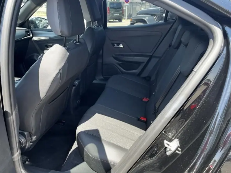 Vue intérieure côté gauche sur les sièges arrière noirs de l’Opel Mokka Electric 156 GS 2025, avec porte ouverte.