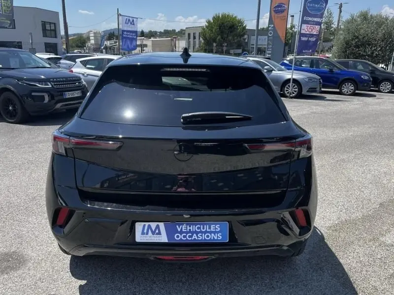 Vue arrière d'un Opel Mokka Electric 156 GS noir 2025, soulignant ses feux arrière fins et sa silhouette compacte électrique.