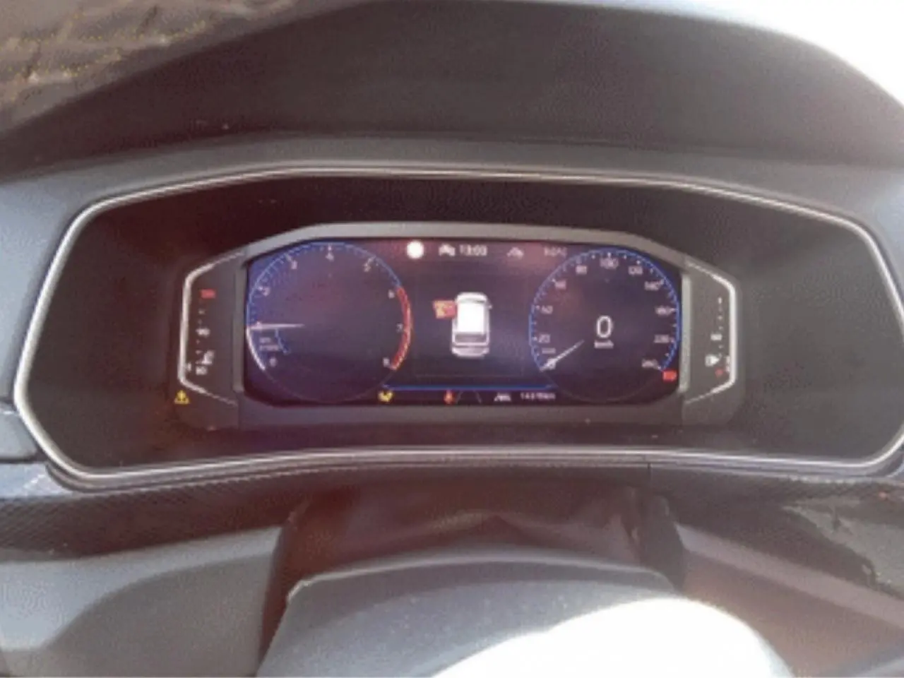 Vue rapprochée du combiné d'instruments digital du Volkswagen T-Cross 2025 affichant la vitesse à 0 km/h.