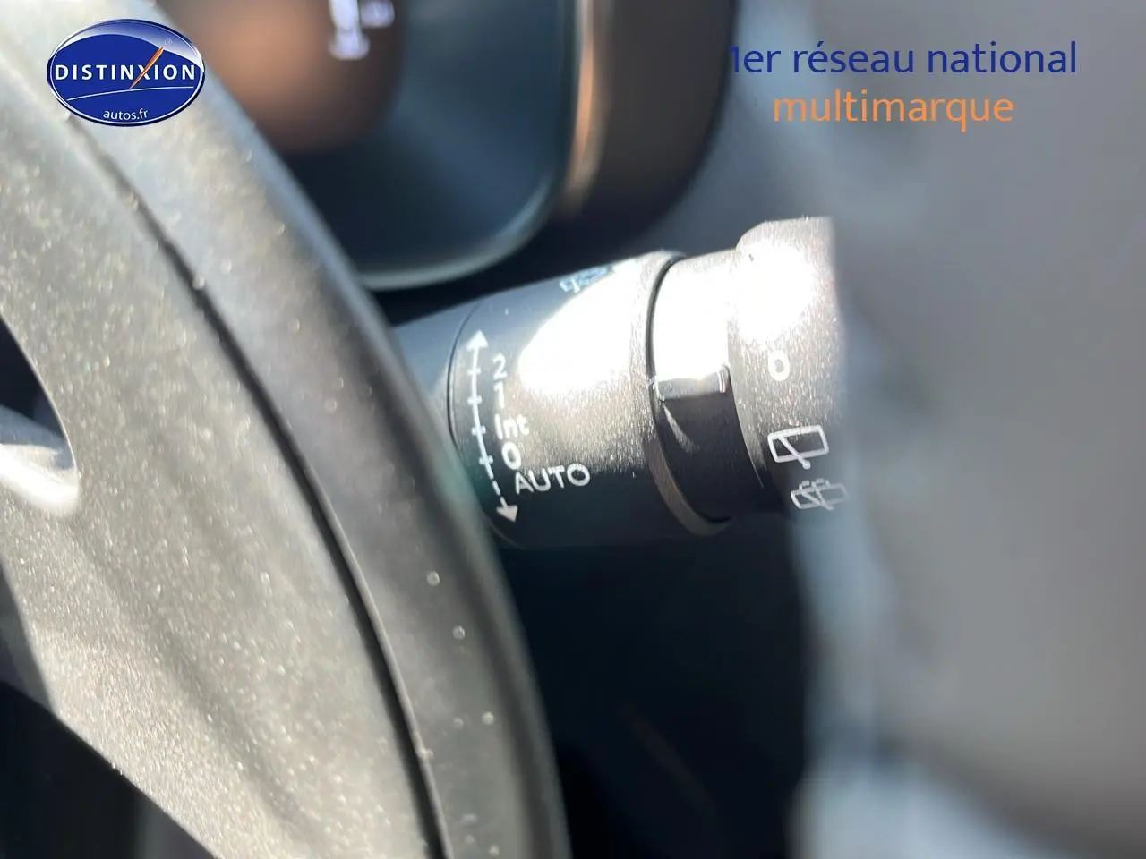 Gros plan sur la commande d'essuie-glace à gauche du volant du Citroën C5 Aircross noir 2025.