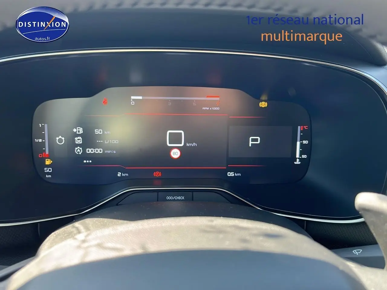 Combiné d'instrument digital de 31 cm du Citroën C5 Aircross 2025 affichant vitesse, régime et température moteur.