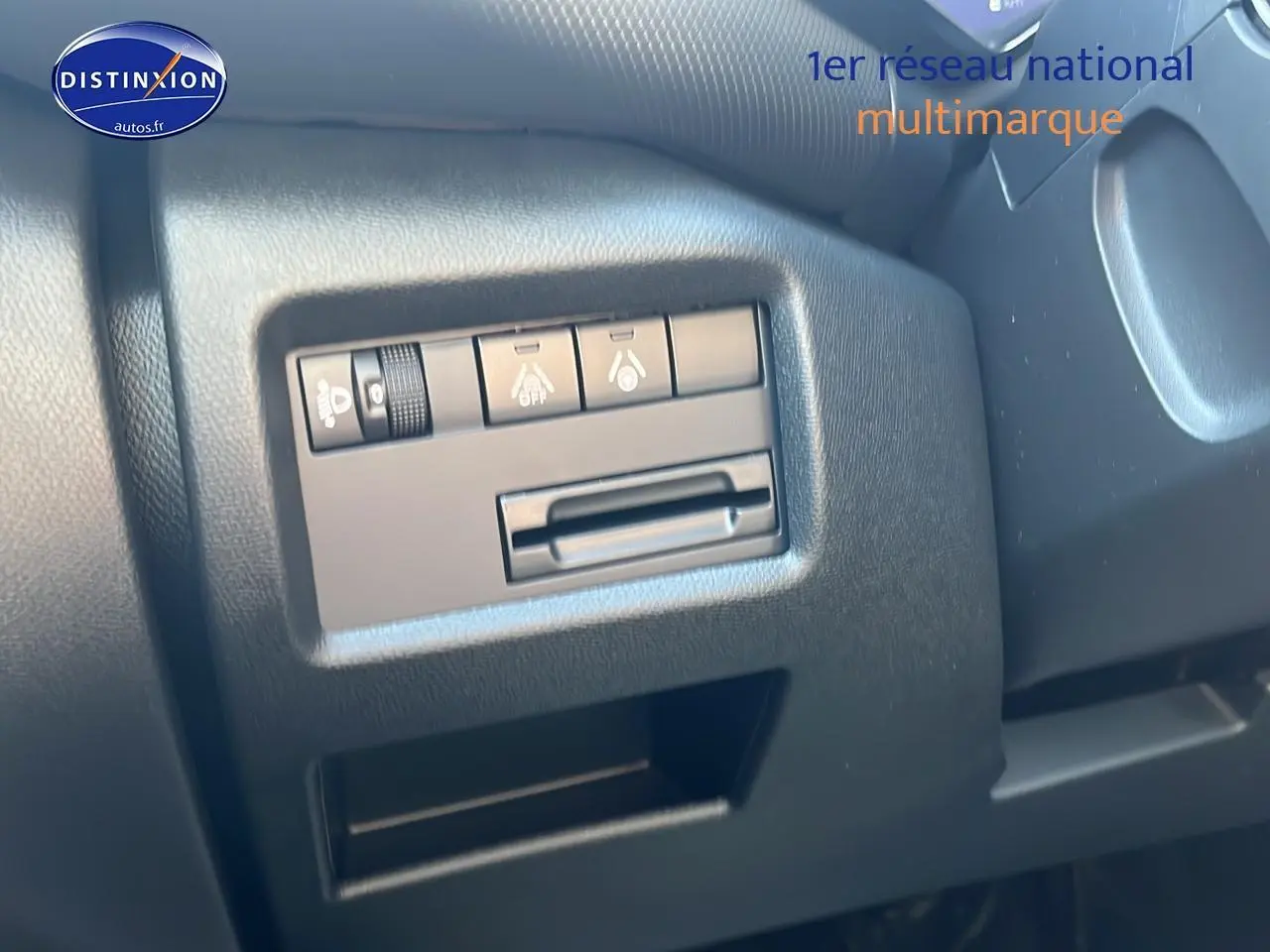 Détail du tableau de bord noir du Citroën C5 Aircross 2025 montrant les commandes d'assistance à la conduite.