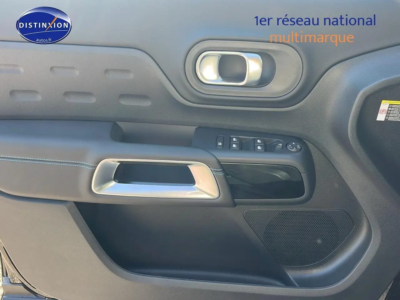 Détail de la porte avant gauche noire du Citroën C5 Aircross 2025 avec commandes de vitres et poignée argentée.