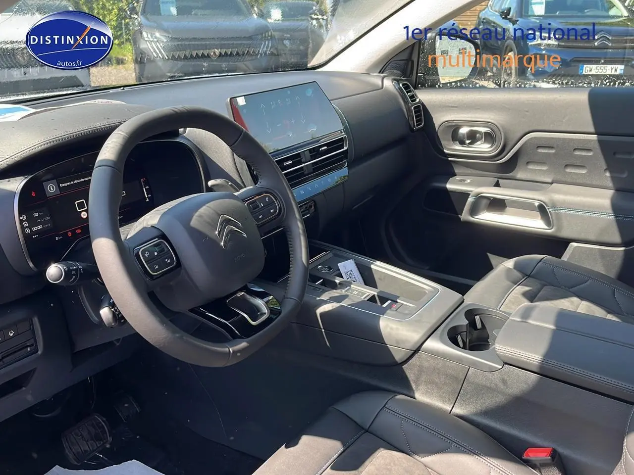 Intérieur du Citroën C5 Aircross 2025 vu côté conducteur, tableau de bord numérique et écran tactile central visibles.
