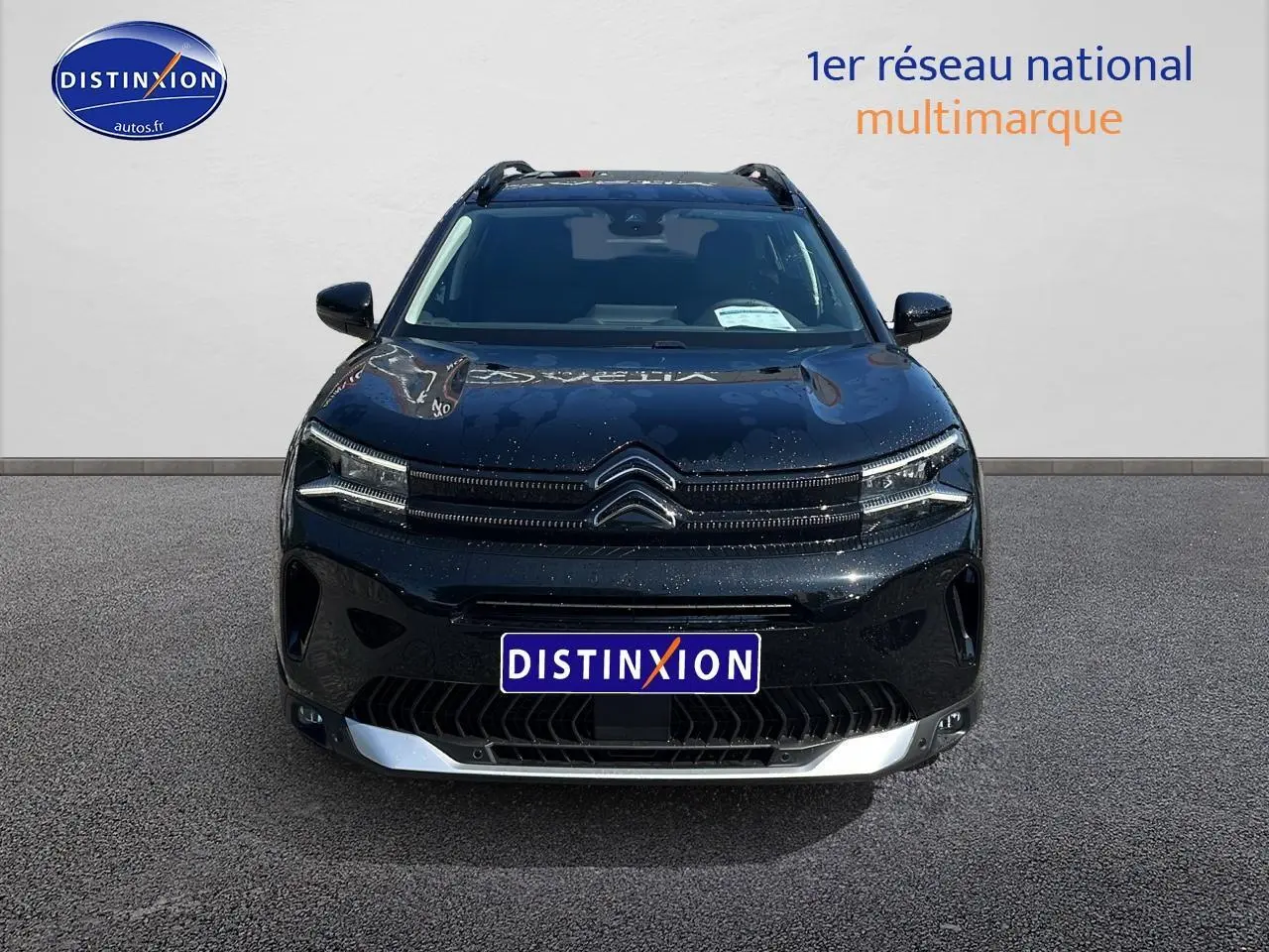 Vue frontale d'un Citroën C5 Aircross noir avec calandre distinctive et barres de toit visibles sur fond neutre.