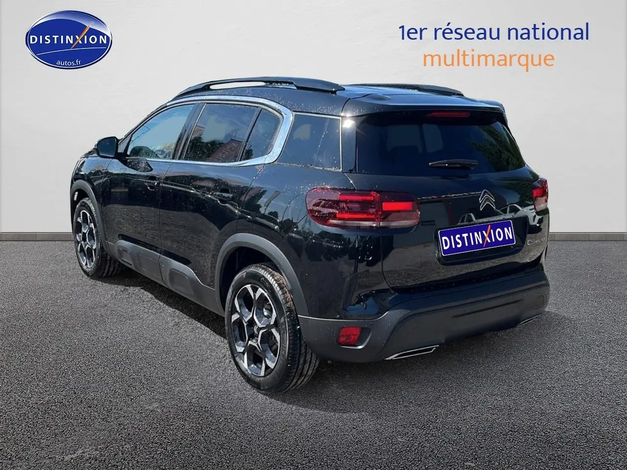 Vue 3/4 arrière droite du Citroën C5 Aircross noir avec jantes alu 18 pouces et toit bi-ton noir perla nera.