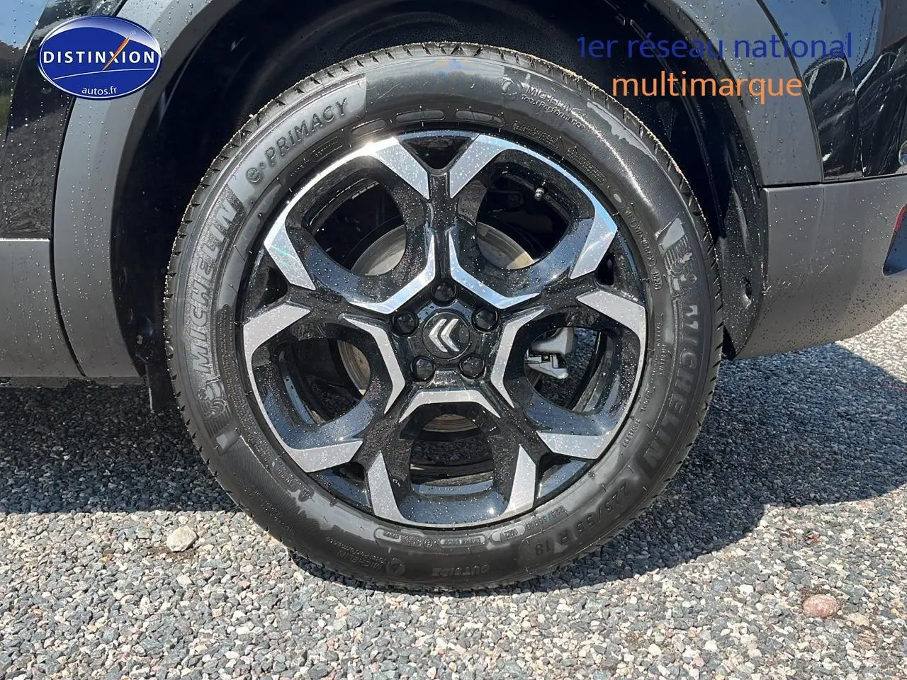 Gros plan sur la jante alu 18 pouces noire et argent du côté arrière droit du Citroën C5 Aircross noir 2025.