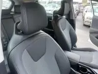 Intérieur de la KIA Niro EV 204 CV Active 2024, vue sur les sièges avant en tissu gris avec détails noirs.