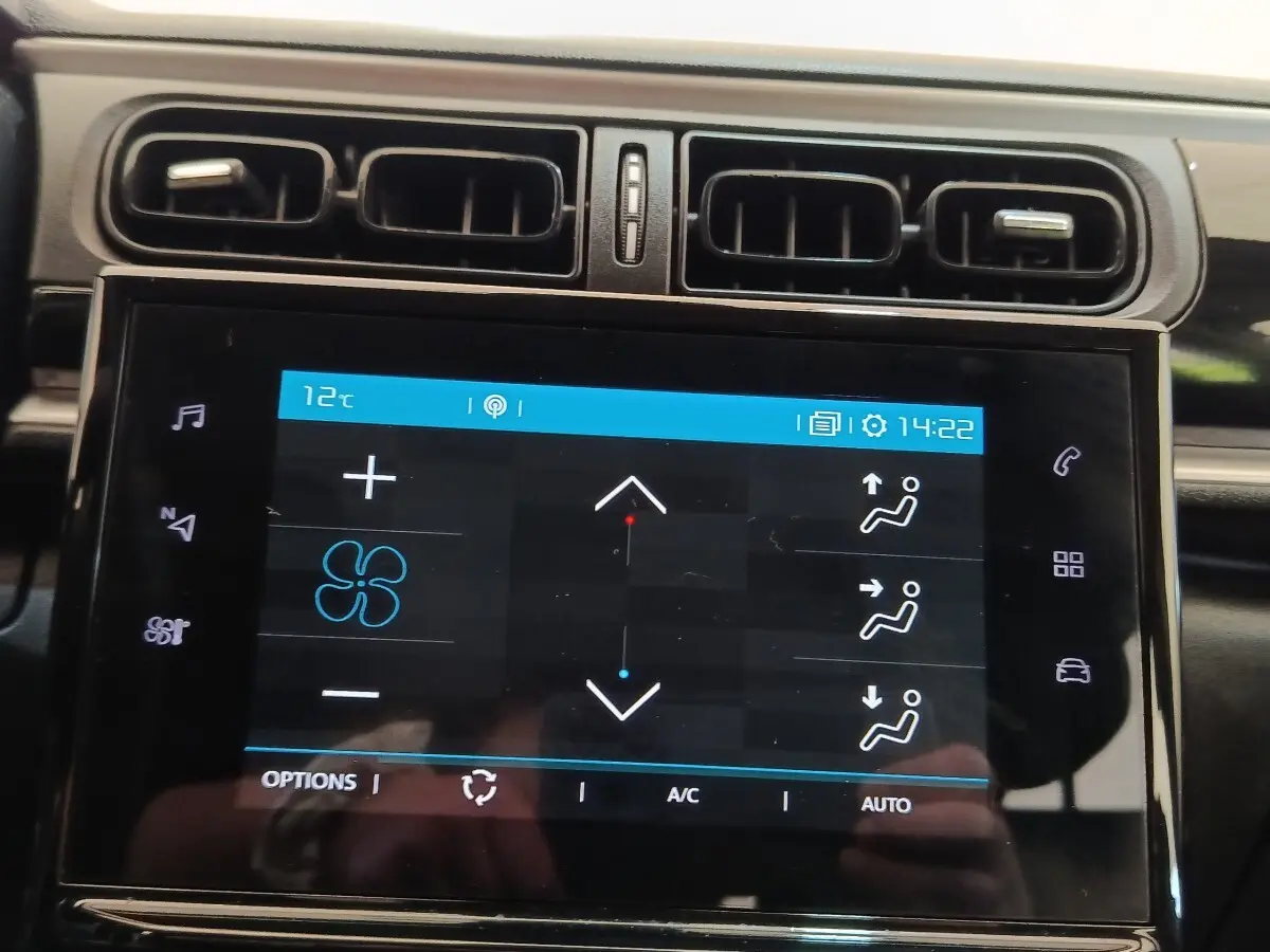 Gros plan sur l’écran tactile central de la Citroën C3 blanc, affichant les réglages de climatisation.
