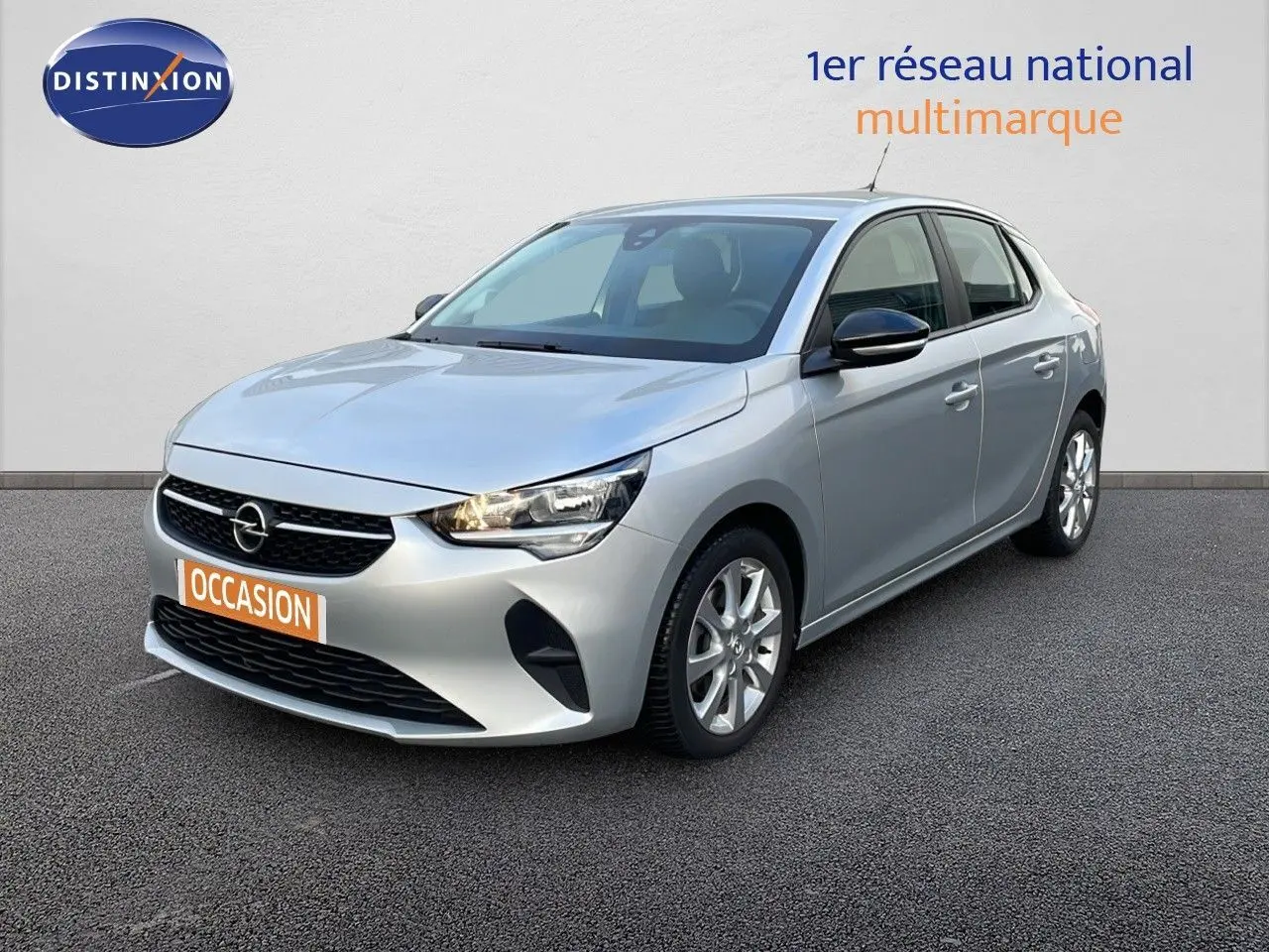 Opel Corsa gris kristall metal vue 3/4 avant droit, avec calandre noire et jantes alliage argentées.