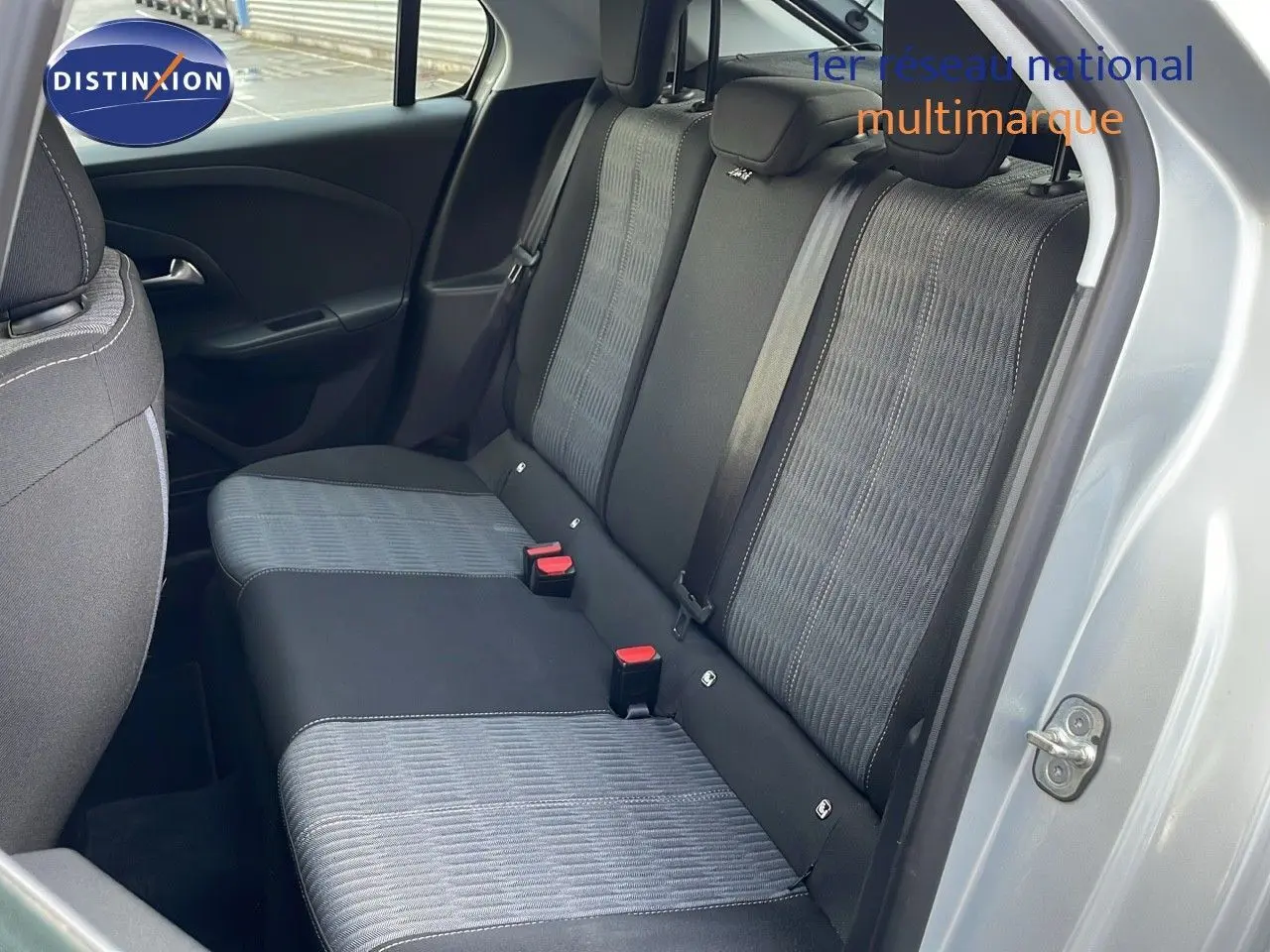 Vue intérieure sur la banquette arrière de l’Opel Corsa gris Kristall Metal, avec sellerie tissu gris et noir.