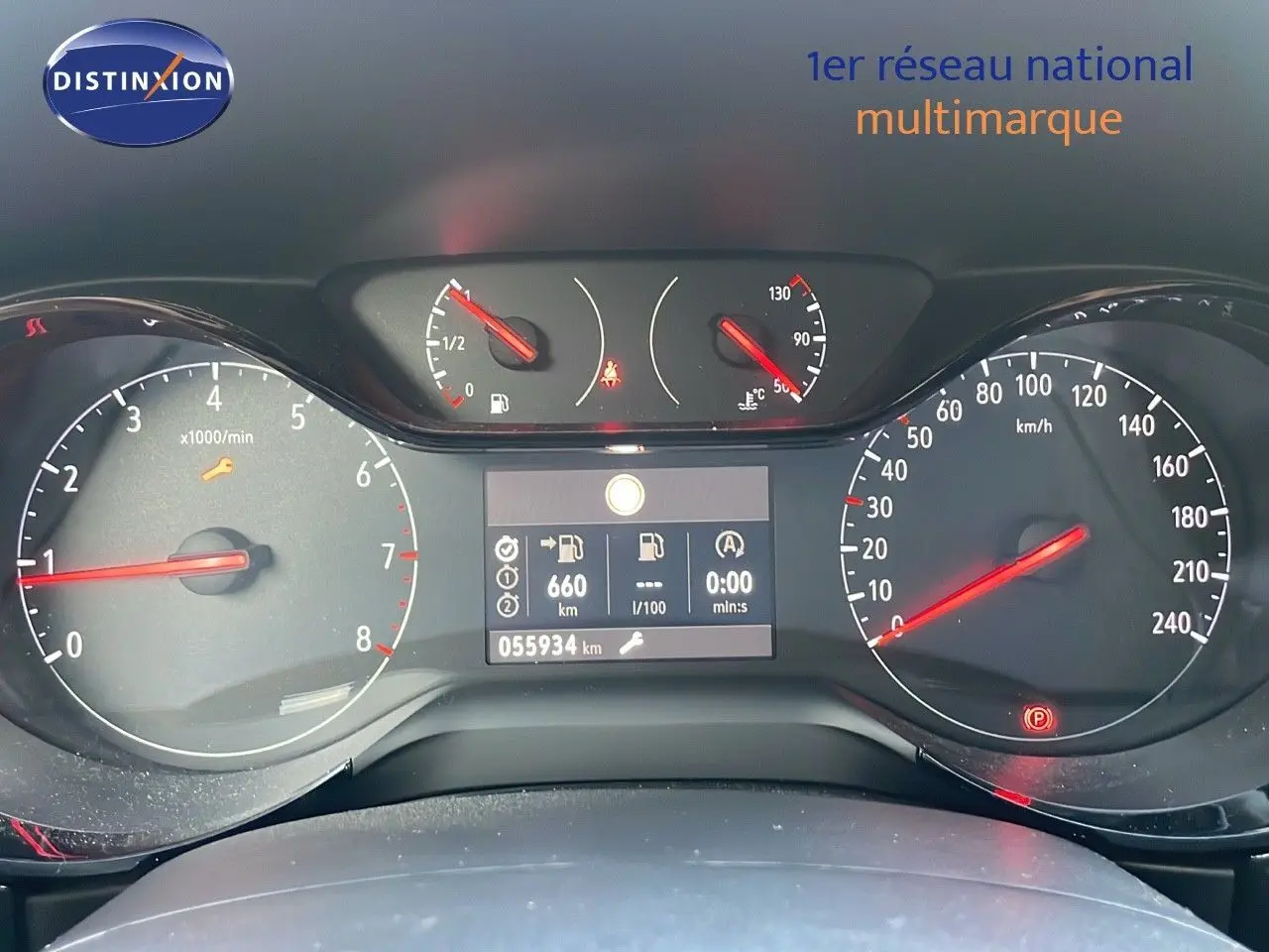 Vue rapprochée du tableau de bord de l'Opel Corsa gris, affichant compte-tours, vitesse et écran central numérique.