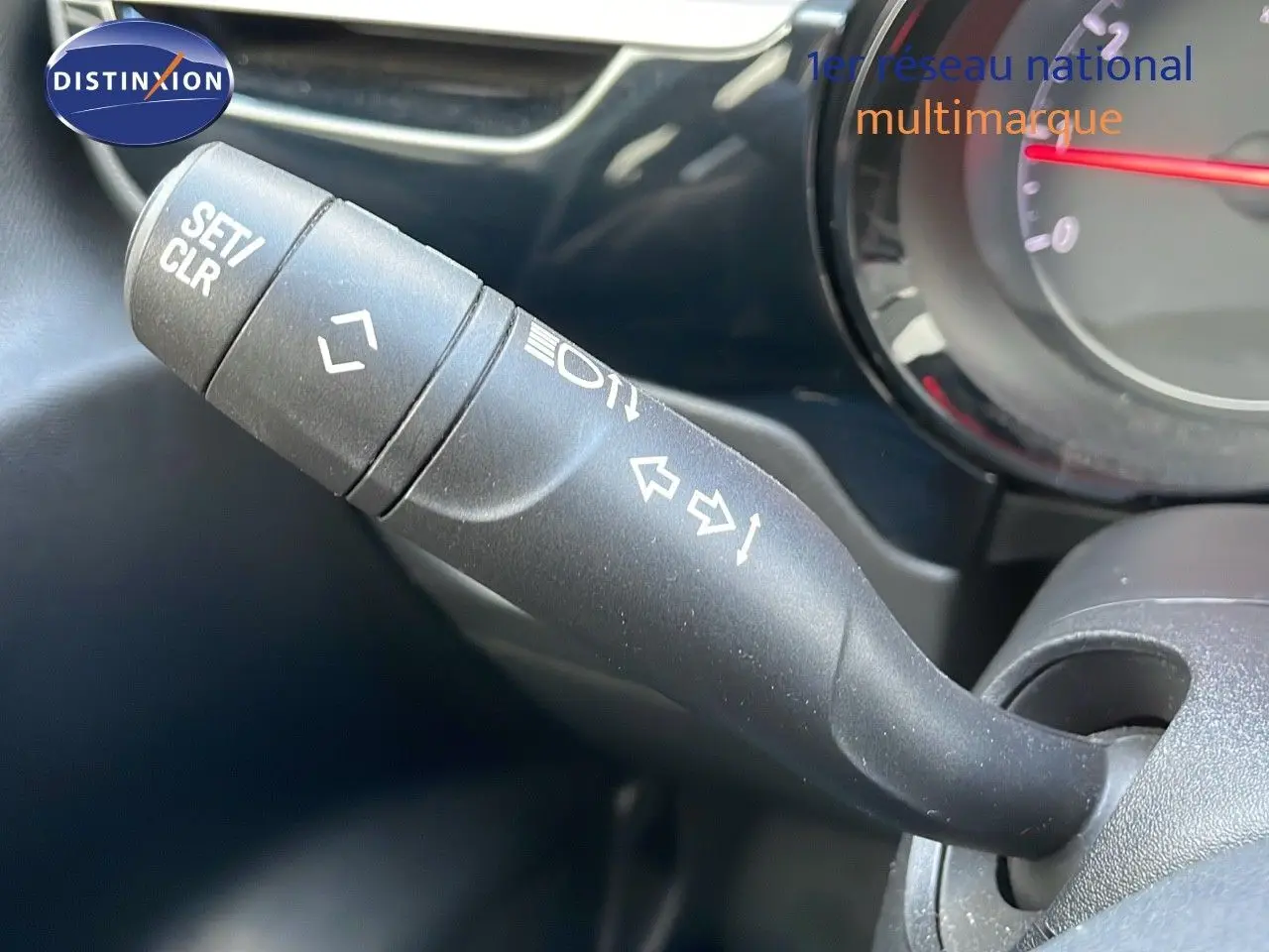 Gros plan sur la commande de clignotant à gauche du volant dans l’habitacle d’une Opel Corsa gris Kristall Metal.