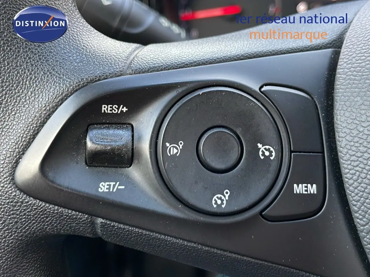 Gros plan sur les commandes de régulateur de vitesse au volant d'une Opel Corsa gris Kristall Metal de 2022.
