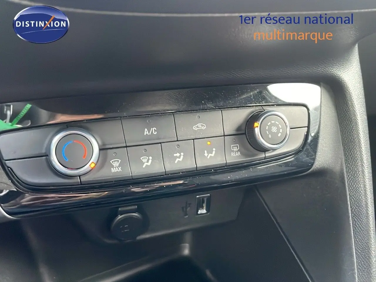 Détail de la console centrale de l’Opel Corsa 2022, montrant les commandes de climatisation et les ports USB et 12V.