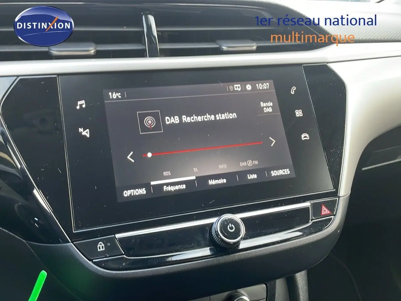 Écran tactile central de l’Opel Corsa gris Kristall, affichant la recherche de station DAB, vue intérieure rapprochée.