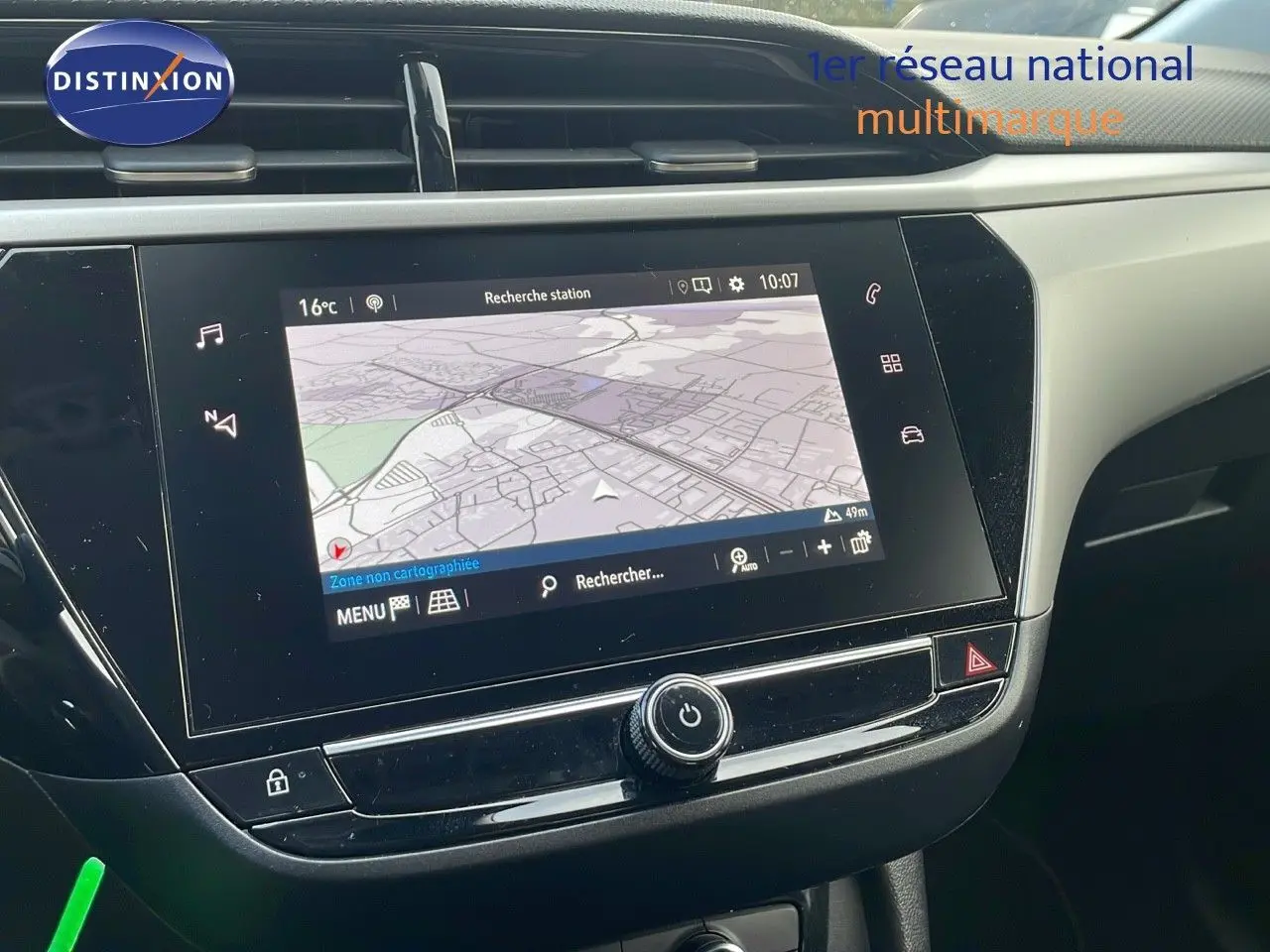 Vue rapprochée de l’écran central tactile avec navigation dans l’habitacle gris clair de l’Opel Corsa 2022.