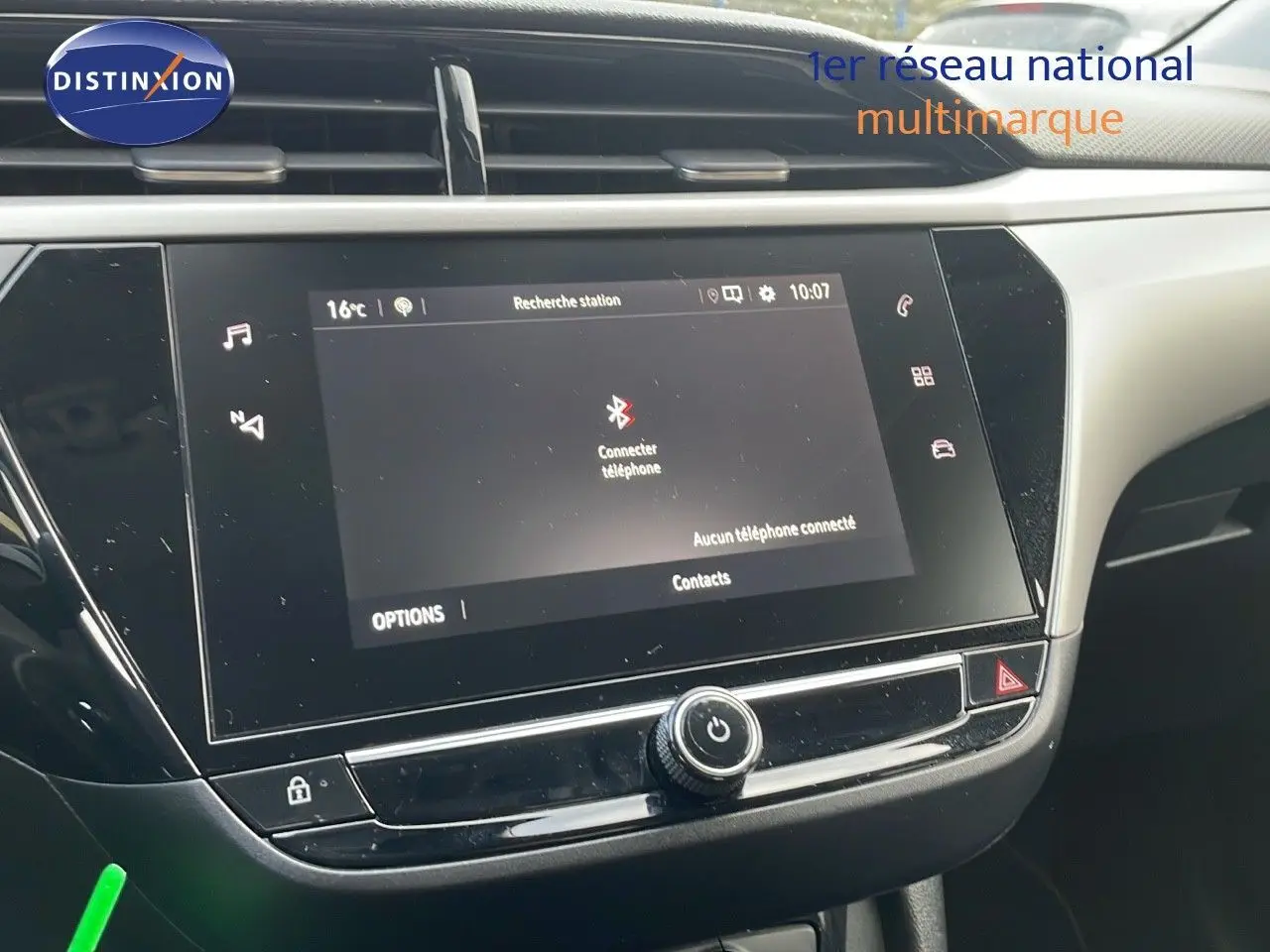 Écran tactile central avec interface multimédia dans l'habitacle d'une Opel Corsa gris Kristall Metal, vue de face.