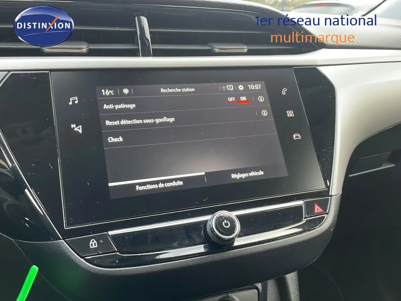 Écran tactile central de la console d’une Opel Corsa gris kristall metal, vue intérieure rapprochée côté passager.
