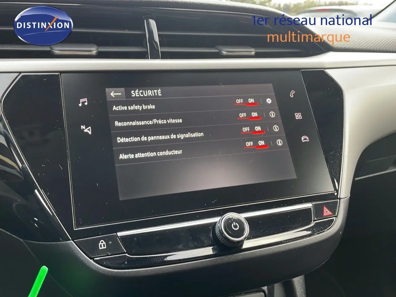 Écran tactile central de la console d'une Opel Corsa gris Kristall Metal, affichant les options de sécurité activées.