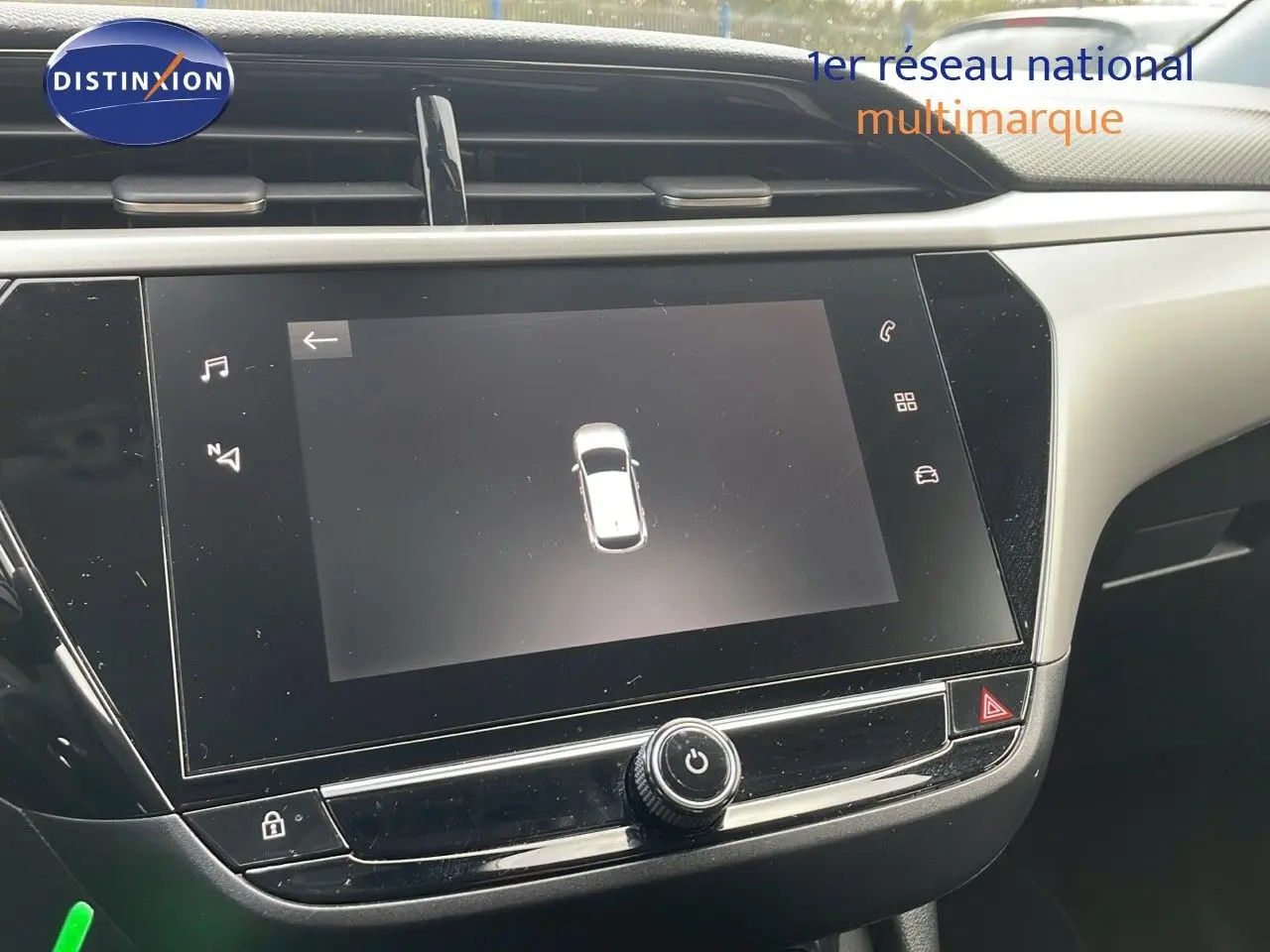 Écran tactile central affichant l'interface de stationnement de l'Opel Corsa, intérieur moderne en noir et gris.
