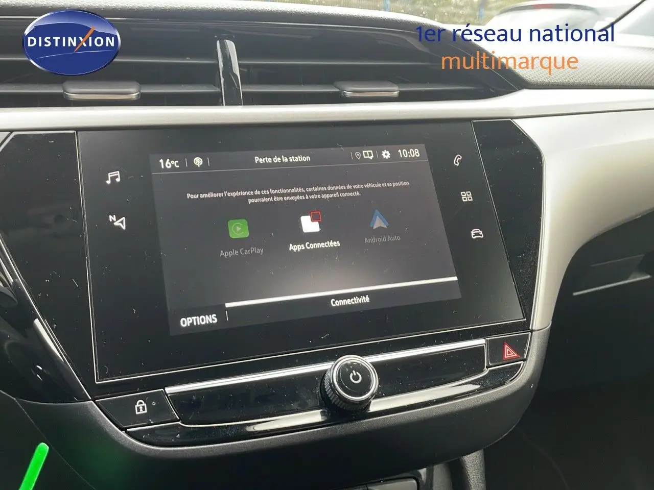 Vue rapprochée de l’écran tactile central de l’Opel Corsa gris Kristall Metal, affichant les options Apple CarPlay et Android Auto.