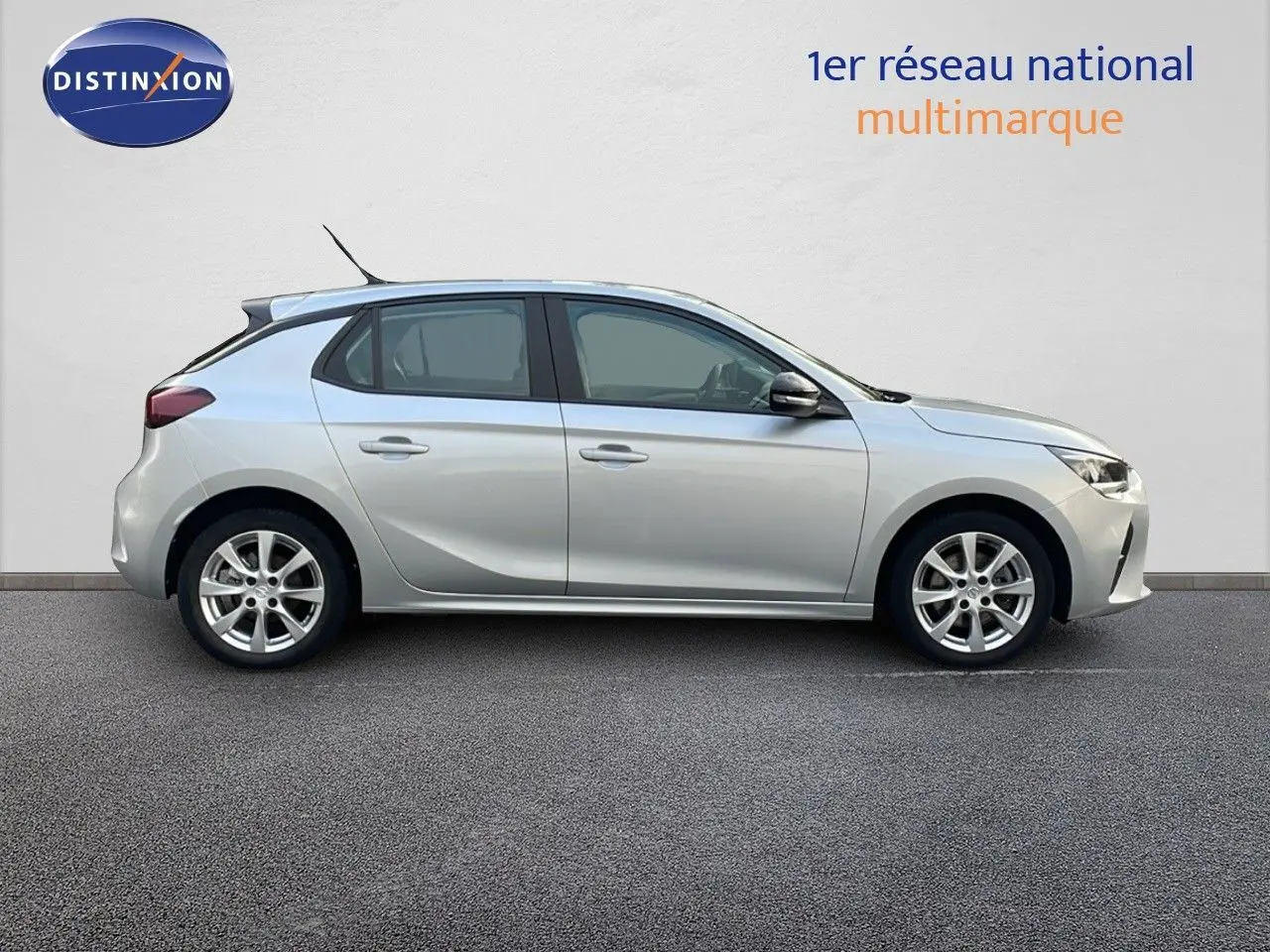 Profil droit d'une Opel Corsa gris kristall metal 2022, compacte cinq portes avec jantes alliage et rétroviseurs noirs.