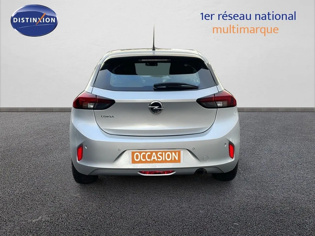 Vue arrière d'une Opel Corsa gris Kristall Metal 2022 avec feux rouges et plaque d'occasion visible.