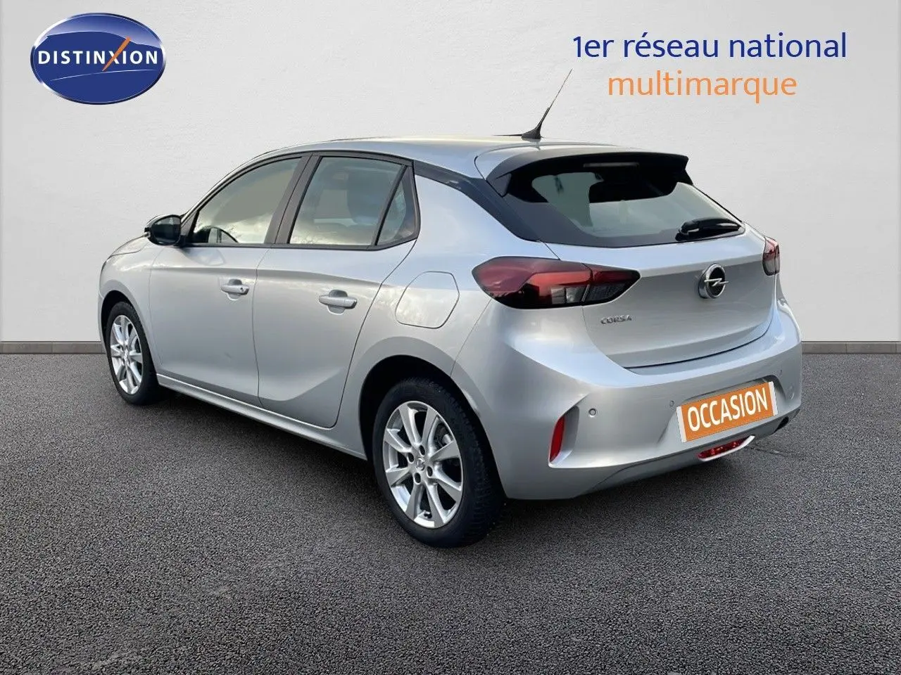 Opel Corsa gris kristall metal vue 3/4 arrière droit, compacte cinq portes avec jantes alliage et feux foncés.