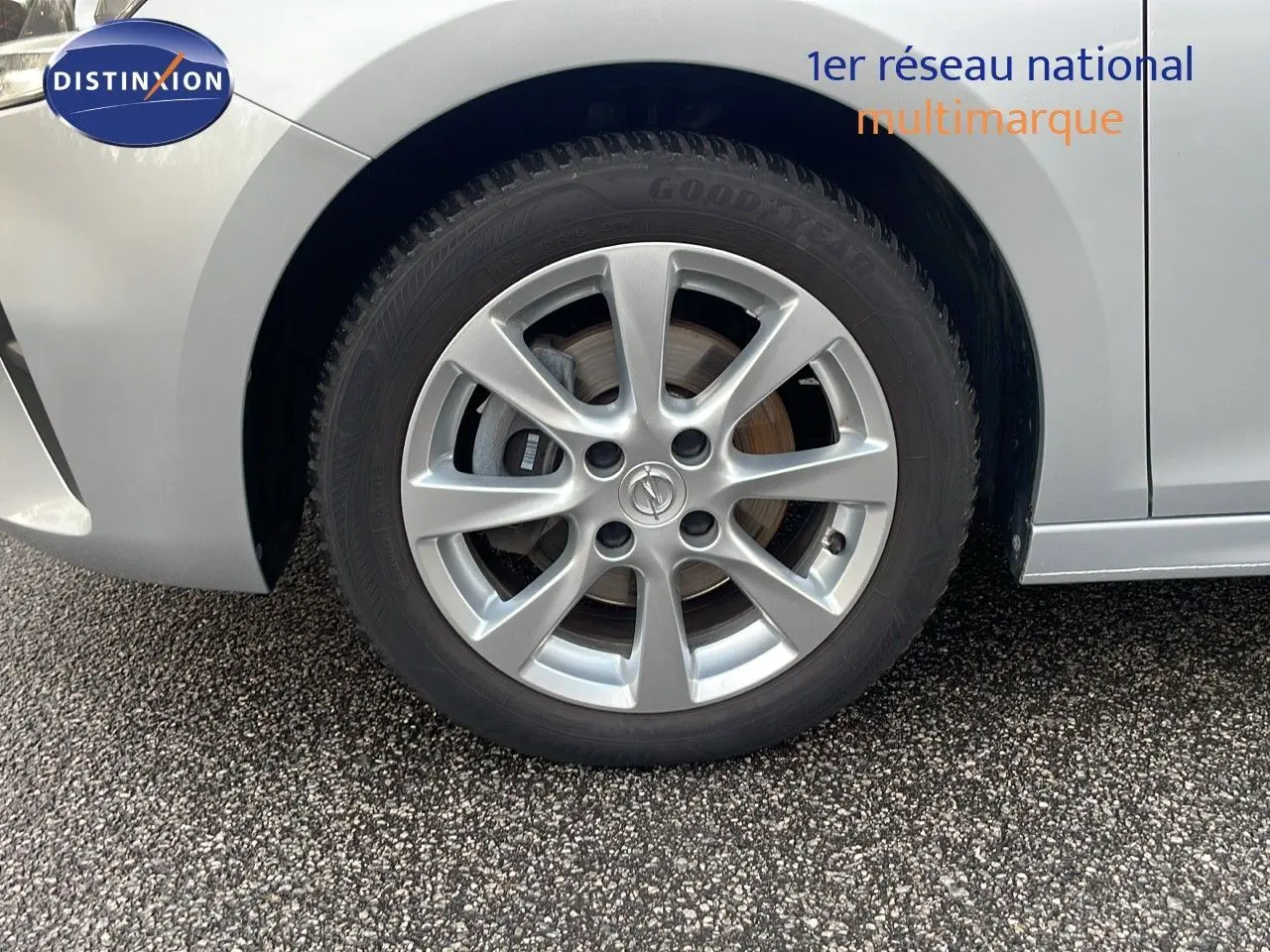 Gros plan sur la roue avant gauche d'une Opel Corsa gris kristall metal avec jante alliage 16 pouces.