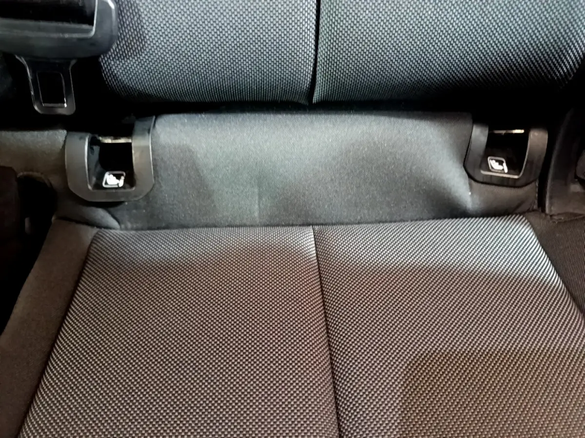Gros plan sur la banquette arrière noire de l'Audi Q3 35 TDI 150 S tronic Business Line avec fixations Isofix visibles.