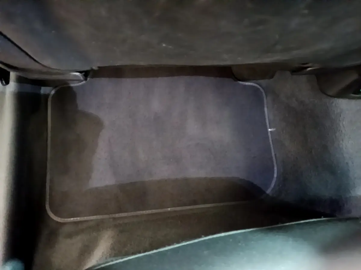 Tapis de sol noir côté passager avant de l'Audi Q3 35 TDI 150 S Tronic Business Line 2021.