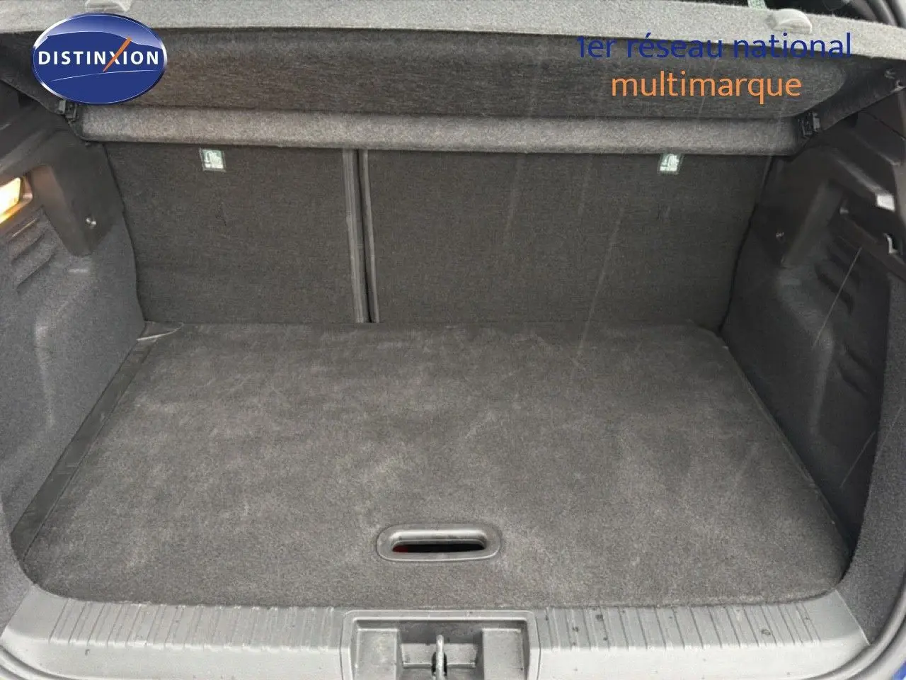 Coffre ouvert d’un Renault Captur 1.0 ECO-G 100CH TECHNO 2025, vue intérieure montrant un espace de rangement noir.