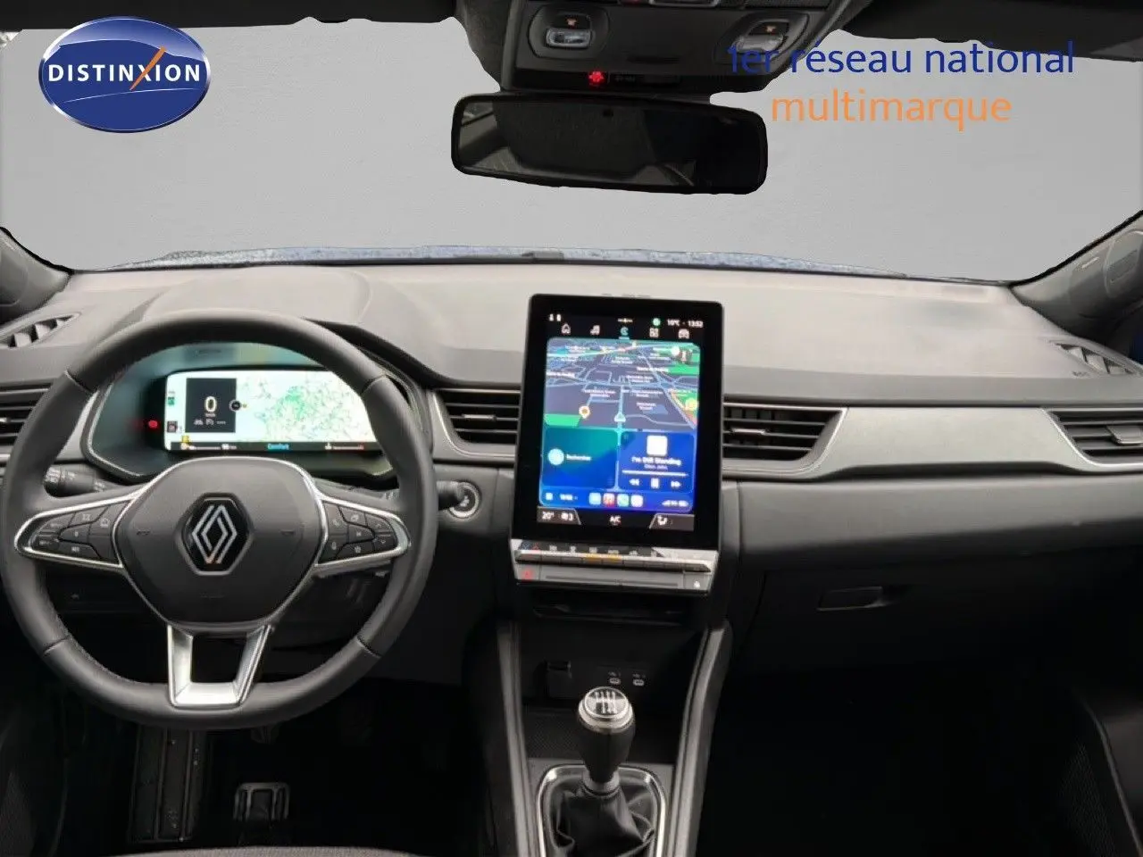 Vue intérieure frontale du tableau de bord du Renault Captur 2025, avec écran tactile vertical et volant multifonction noir.
