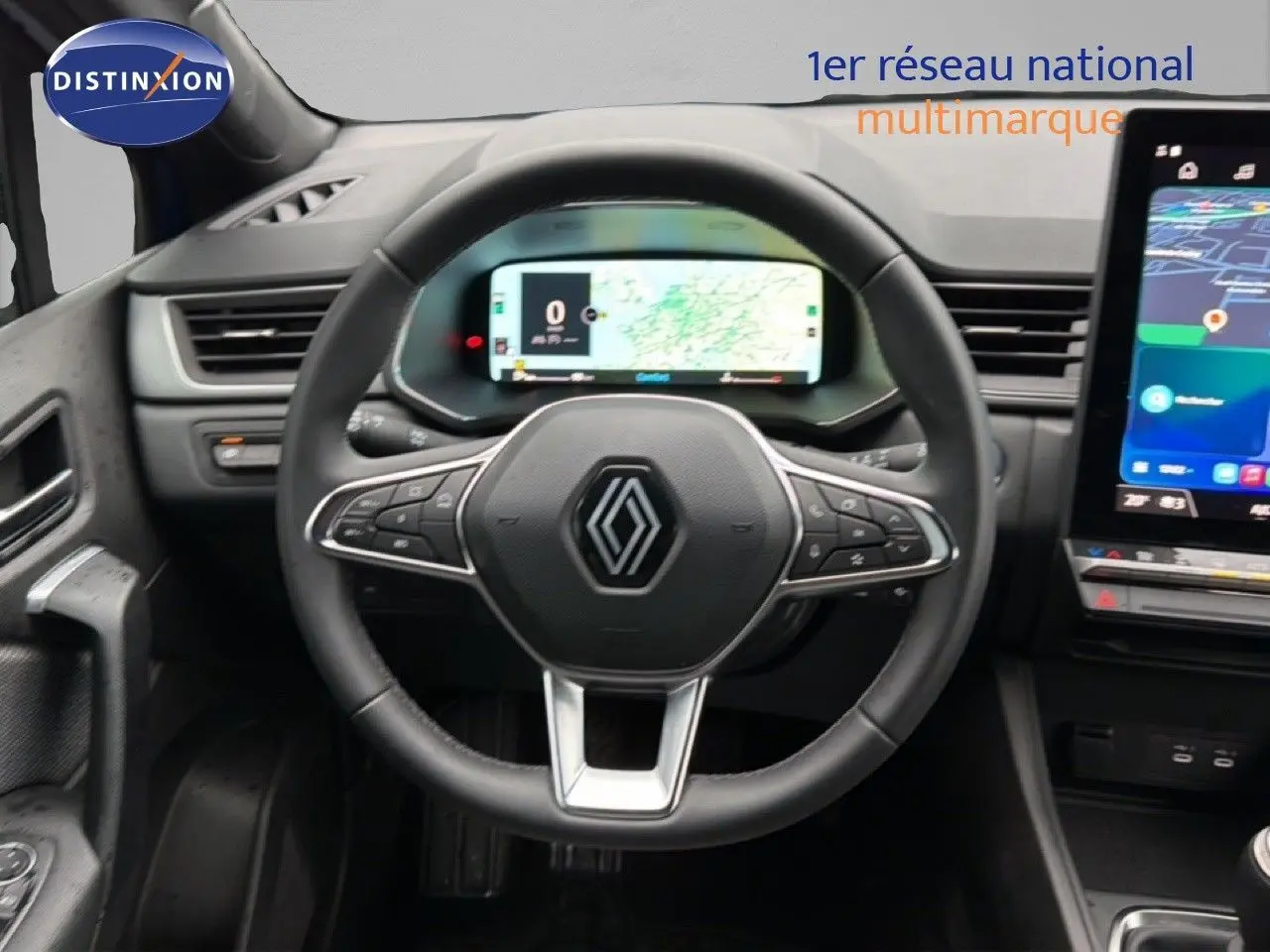 Vue frontale du volant noir du Renault Captur 2025 avec tableau de bord numérique et écran tactile de navigation.