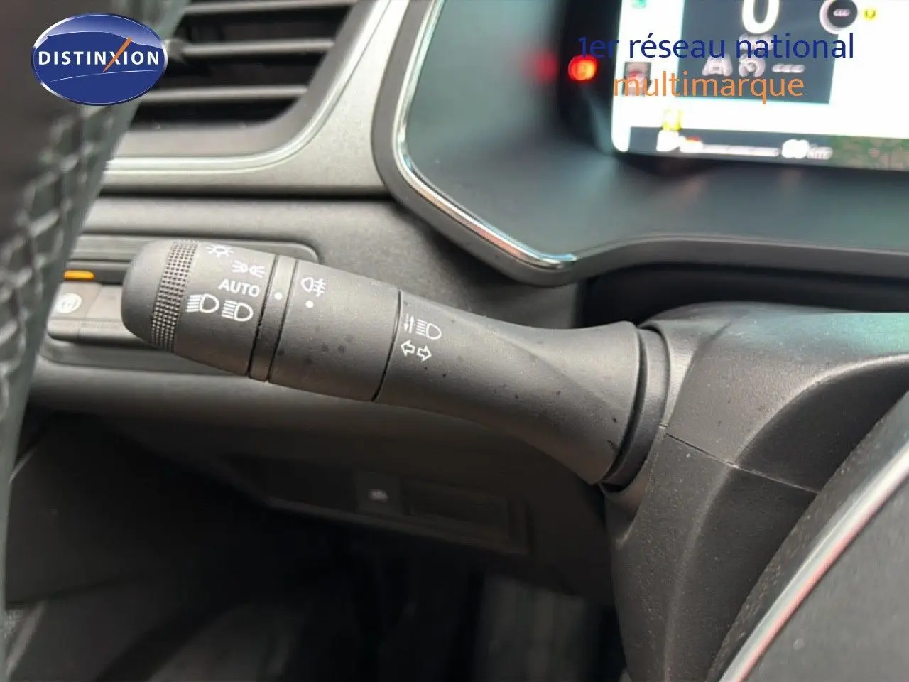 Gros plan sur la commande des phares et clignotants du tableau de bord d’un Renault Captur 2025.