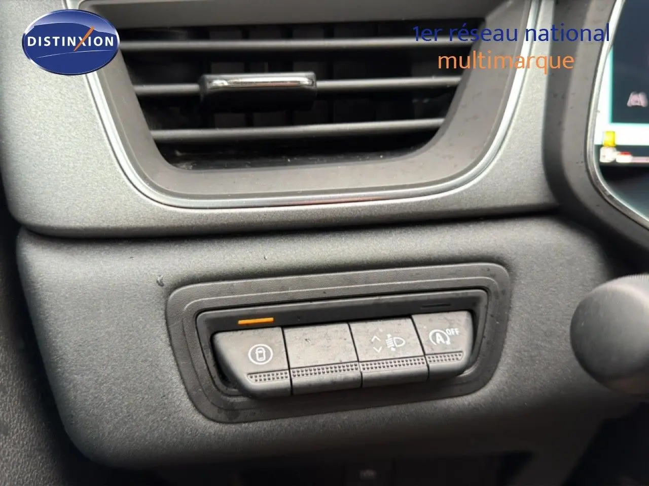 Gros plan sur les commandes du tableau de bord du Renault Captur bleu Iron Metal avec toit noir, version 2025.