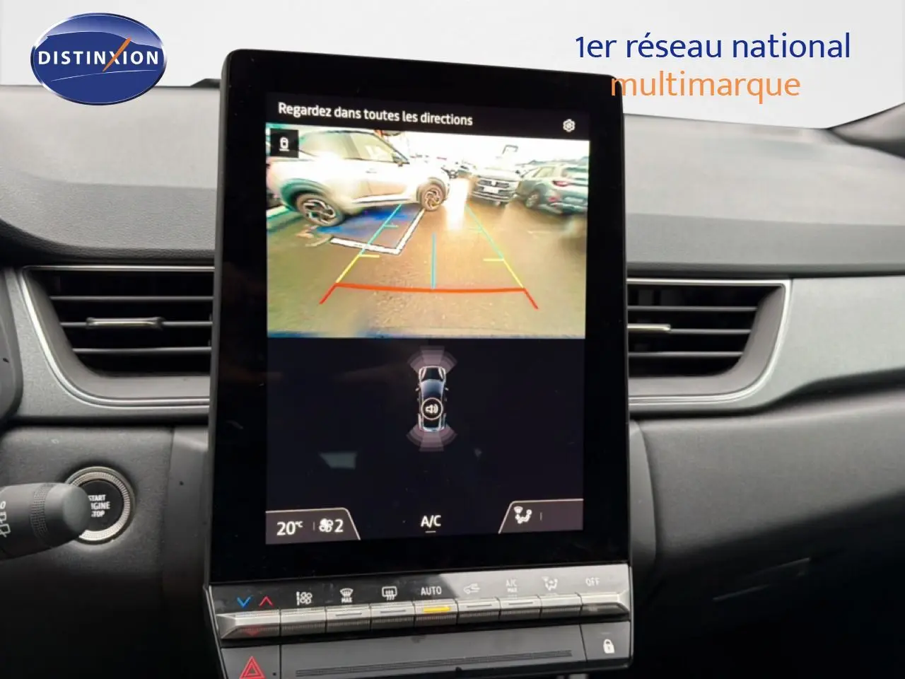 Vue intérieure centrée sur l'écran tactile affichant la caméra de recul du Renault Captur bleu iron metal avec toit noir.