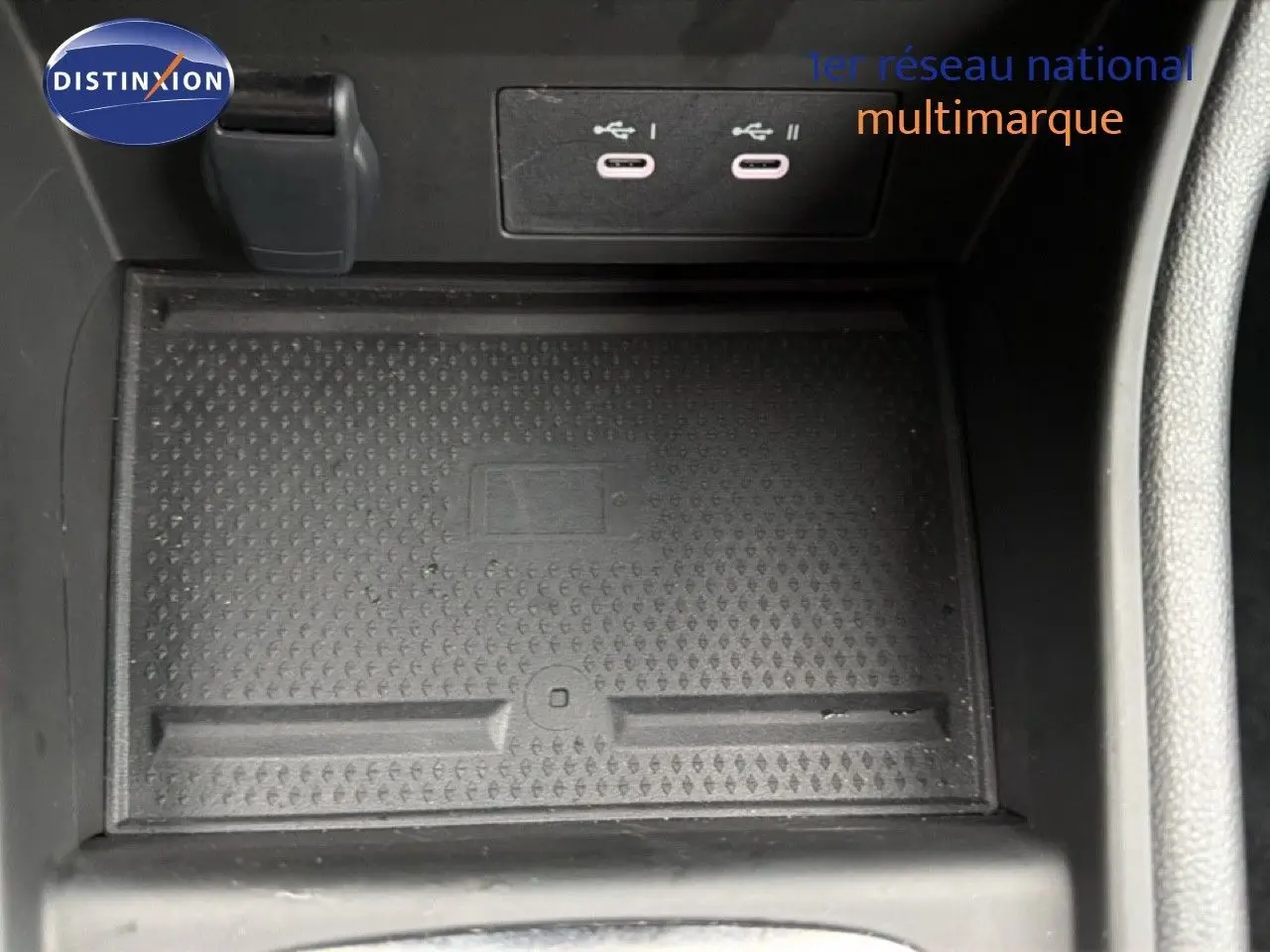 Vue rapprochée de la console centrale du Renault Captur 2025, avec ports USB-C et surface de recharge sans fil.