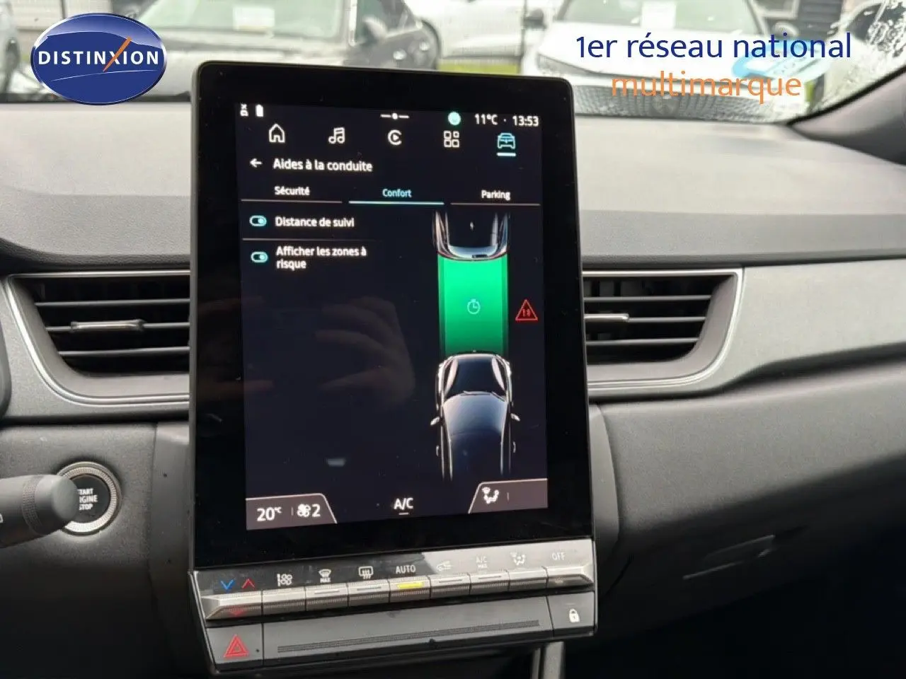 Vue rapprochée de l’écran tactile central du Renault Captur 2025 affichant les aides à la conduite, intérieur gris noir.