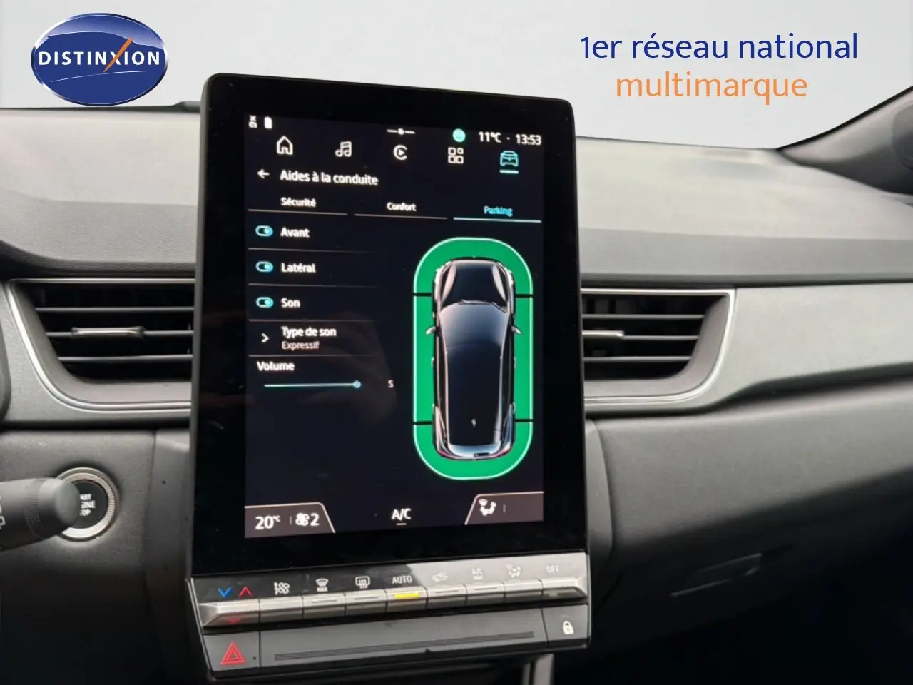 Vue intérieure du tableau de bord du Renault Captur 2025 avec écran tactile central affichant les aides à la conduite.