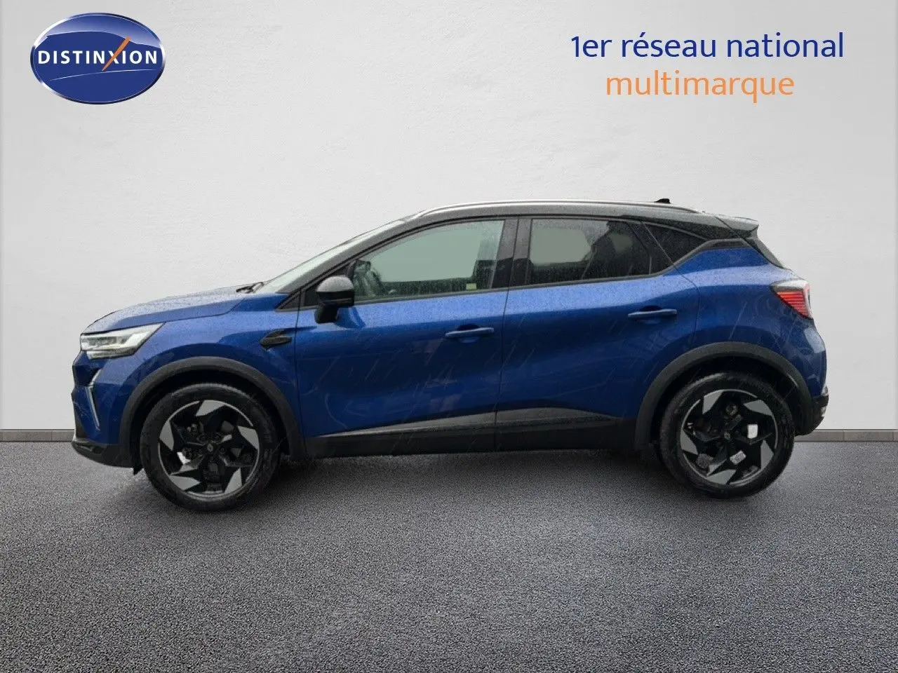 Profil droit du Renault Captur 1.0 ECO-G 100ch Techno 2025 bleu Iron Metal avec toit noir et jantes noires.