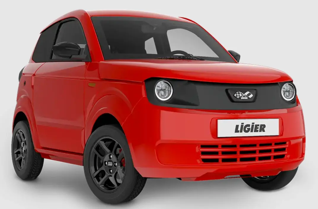 Vue 3/4 avant droite de la Ligier Myli 0.5 REVO D+ MAX rouge avec jantes alu noires et calandre noire distinctive.
