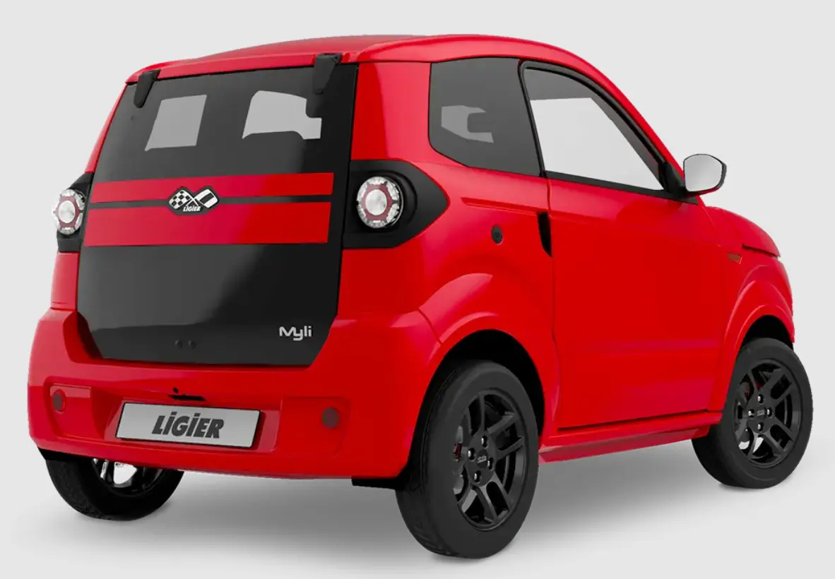 Vue 3/4 arrière droite d'une Ligier Myli rouge 2026 avec jantes alu noires et hayon arrière noir distinctif.