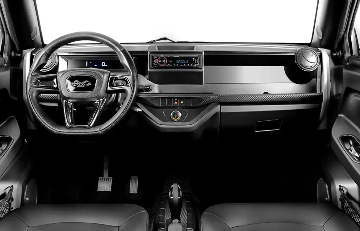 Vue frontale de l’habitacle de la LIGIER Myli 0.5 REVO D+ MAX 2026, tableau de bord noir avec autoradio Pioneer intégré.