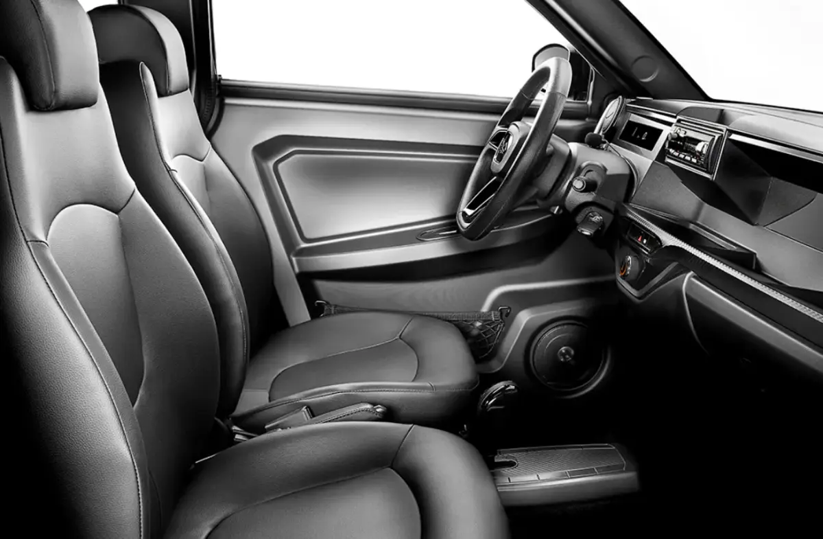 Vue intérieure côté conducteur de la LIGIER Myli 0.5 REVO D+ 2026, sièges confort noirs et tableau de bord minimaliste.