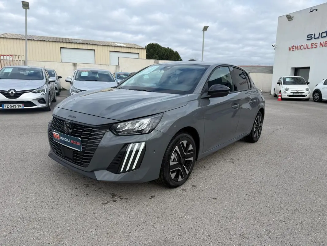 Peugeot 208 Hybrid gris vue 3/4 avant droit, avec feux diurnes à LED et jantes alliage 16 pouces visibles.