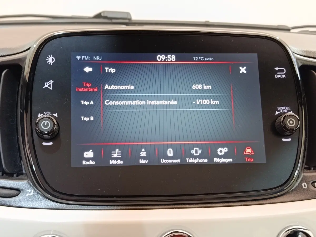 Écran tactile central de la Fiat 500 Dolcevita 2022 affichant les données de trajet, entouré de la console blanche.